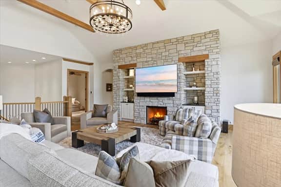 377 LAKE DR - Image 4
