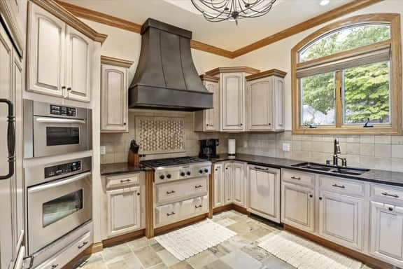 377 LAKE DR - Image 4